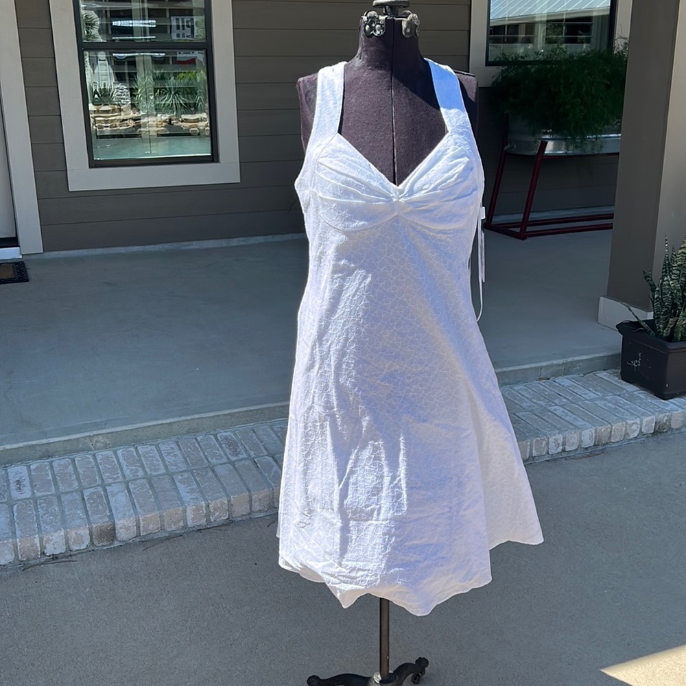 Super cute crisscross halter type dress with a zipper back